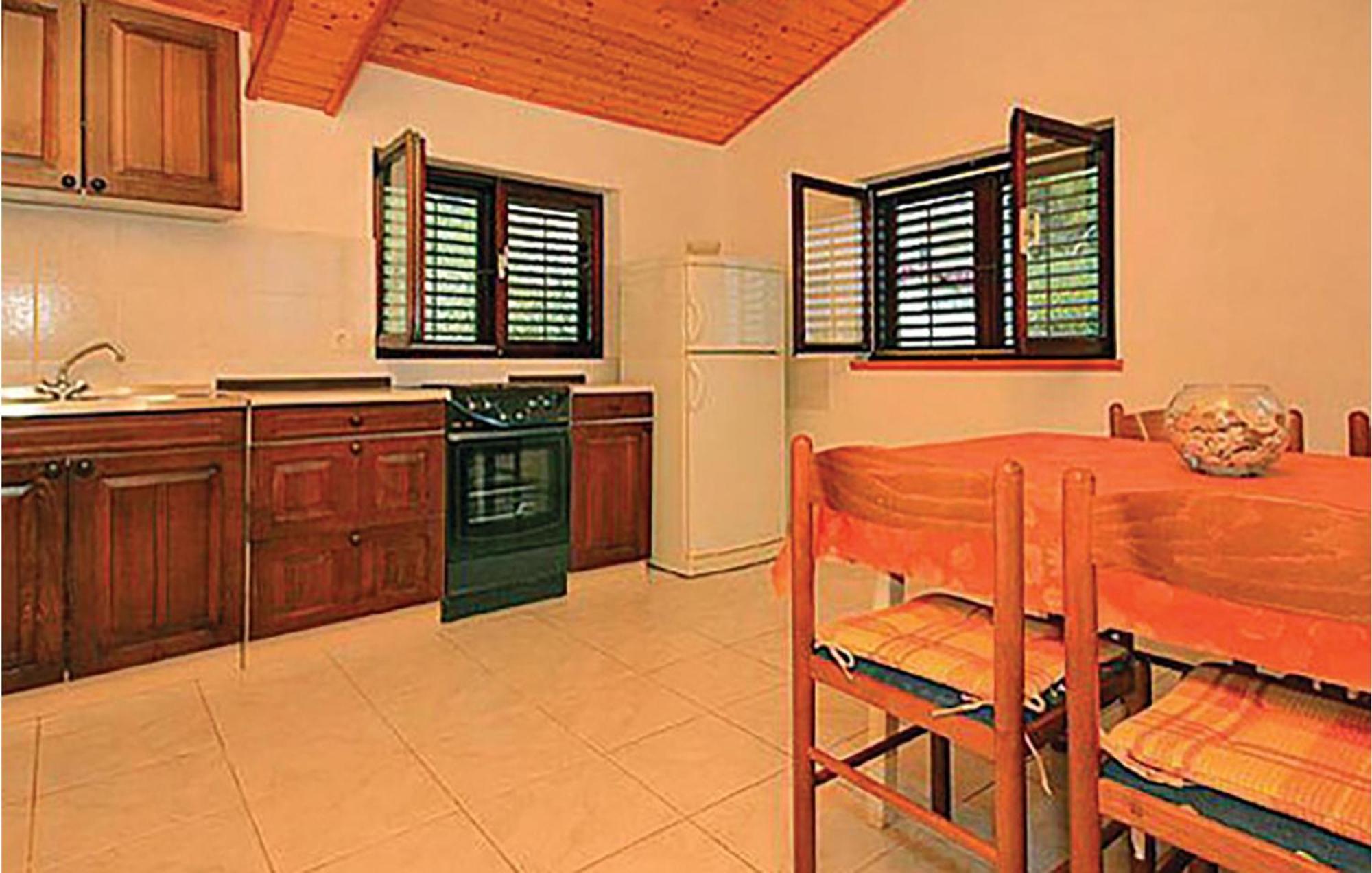 Gorgeous Apartment In Prigradica With Kitchen 外观 照片
