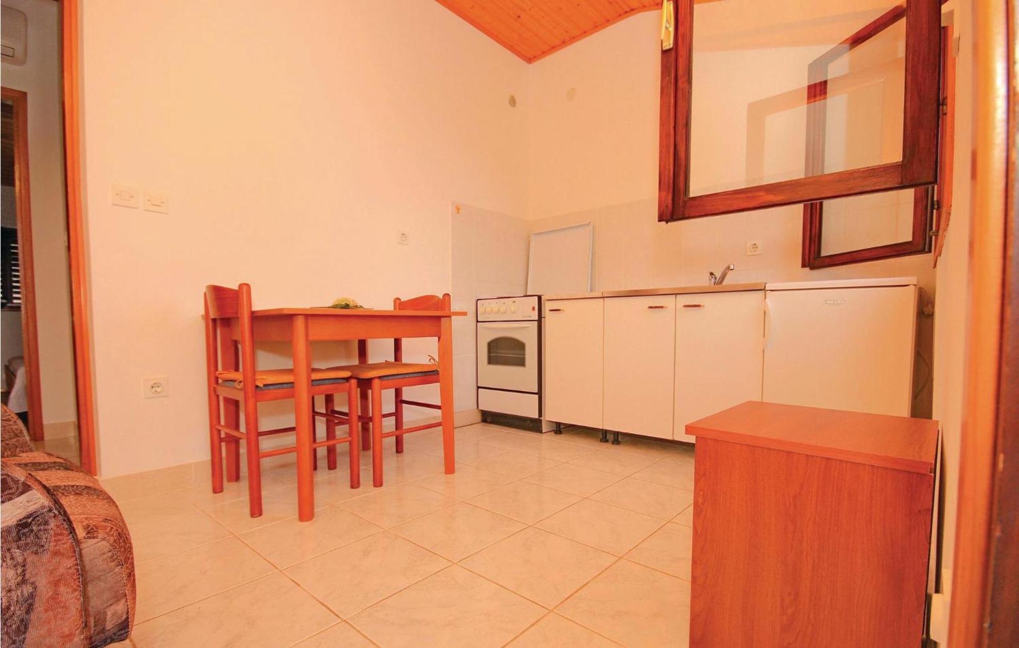 Gorgeous Apartment In Prigradica With Kitchen 外观 照片