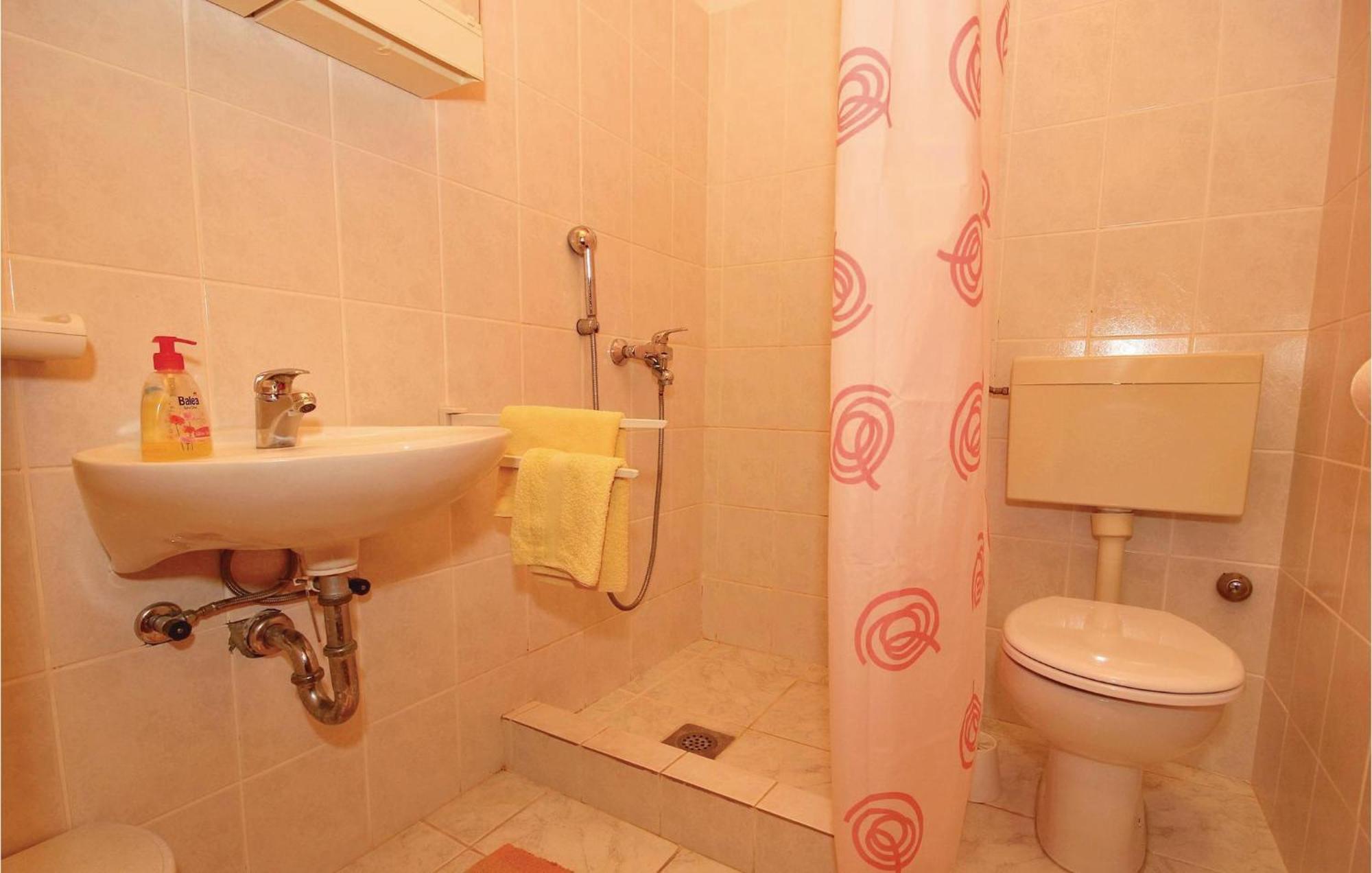 Gorgeous Apartment In Prigradica With Kitchen 外观 照片